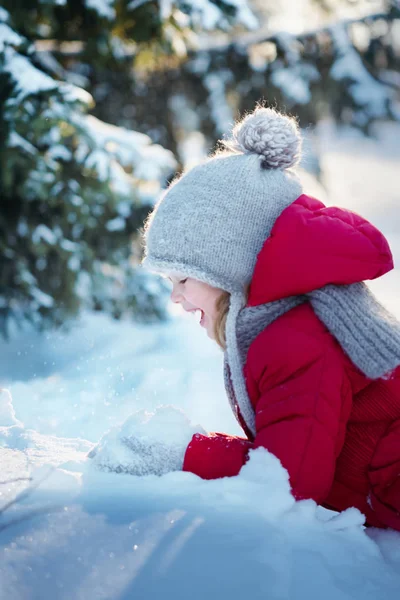 Klein Meisje Een Rode Jas Zit Sneeuw Sneeuwvlokken Vangsten — Stockfoto