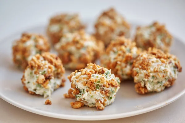 balık salatası topları, çam somun parçalar halinde ekmekli