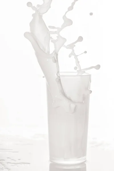 Copa de vidrio con leche sobre fondo blanco —  Fotos de Stock