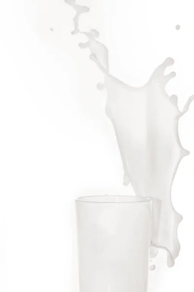 Glasbecher mit Milch auf weißem Hintergrund — Stockfoto