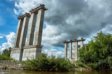 bulutlu gökyüzünün arka plan üstgeçit inşaatı. 