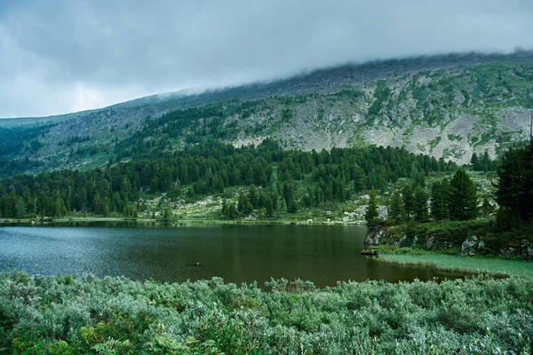 Paysage montagneux. Lac, montagnes rocheuses et nuages — Photo
