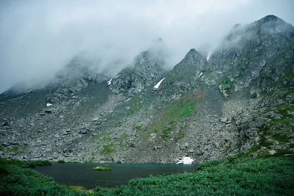 Berglandschaft. See, felsige Berge und Wolken — Stockfoto