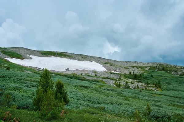 Snowfield est au sommet de la montagne. Le ciel est couvert — Photo