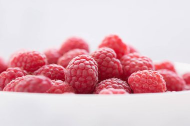 Ortak ahududular. Taze olgun kırmızı meyveler. Close