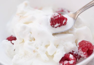 Olgun taze ahududu ile dondurma. Close