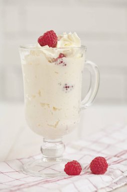 Damalı peçetede krem şanti ve ahududu ile cam