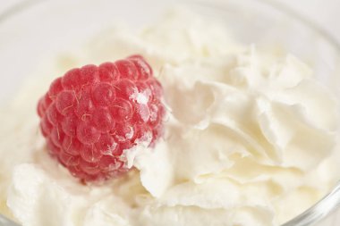 Taze meyveli krem şanti. Yakın çekim