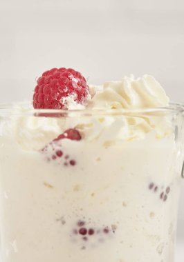 Krem şanti ve ahududu ile Cam. Close