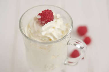 Krem şanti ve ahududu ile Cam. Close