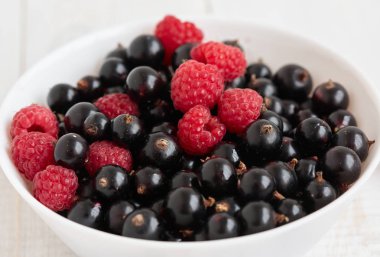 Taze meyveler beyaz kasede. Yakın çekim