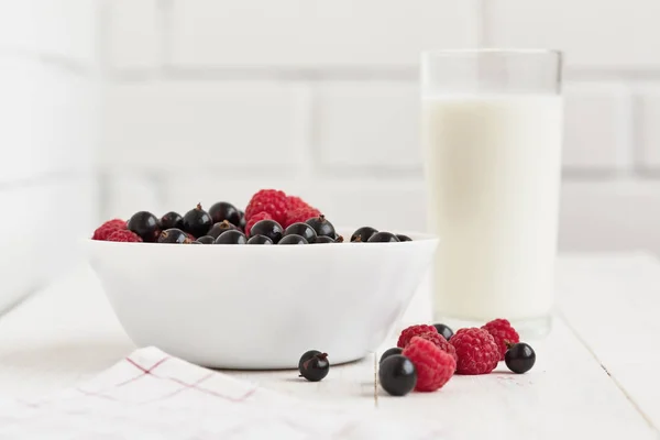 Taze çilek ve süt bardak ile kase — Stok fotoğraf