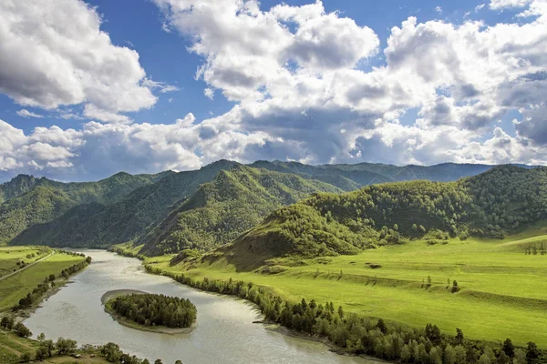 Zomer Landschap Berg Rivier Stroomt Langs Canyon Groene Heuvels Blauwe — Stockfoto