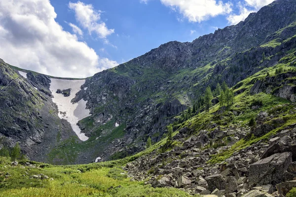 Summer Mountain Landscape Vista Ravine Coberta Por Neve Rochas Siberianas — Fotografia de Stock