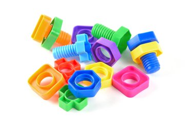 Çocuk Oyuncakları olarak Renkli Plastik Vida ve Cıvata seti. Beyaz üzerinde izole