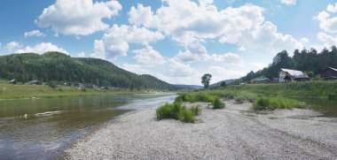 Urallar eteklerinde nehre sabahı