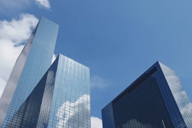 bulutlar yansımaları ile Rotterdam modern gökdelenler