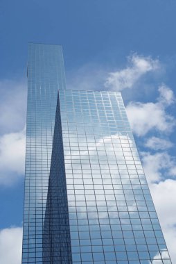 bulutlar yansımaları ile Rotterdam modern gökdelenler