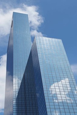 bulutlar yansımaları ile Rotterdam modern gökdelenler