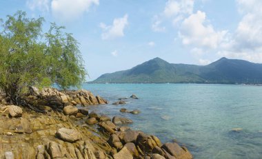 bir deniz ve dağlar Tayland ile güzel manzara