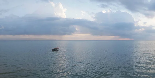 Bella barca con vista sul mare in Thailandia — Foto Stock