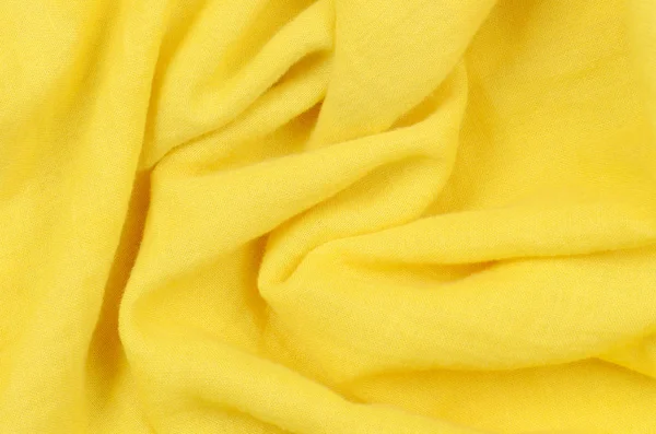 Primer plano arrugado fondo de tela de algodón amarillo —  Fotos de Stock