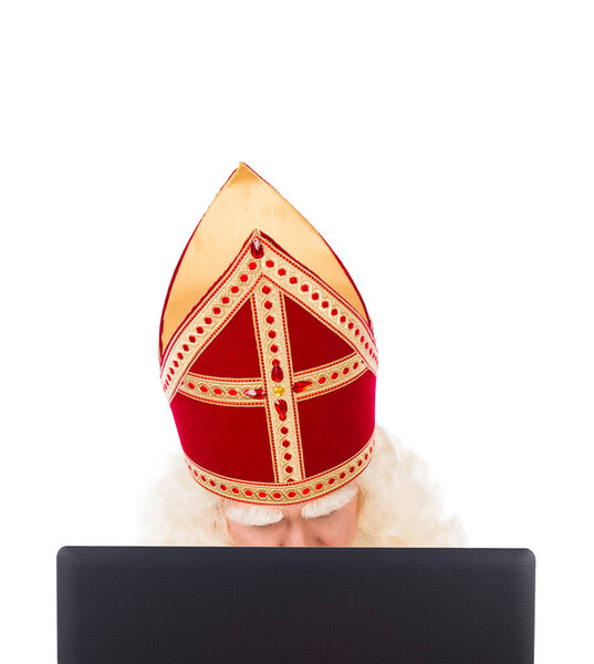 Sinterklaas с ноутбуком изолированы на белом фоне. Дед Мороз
