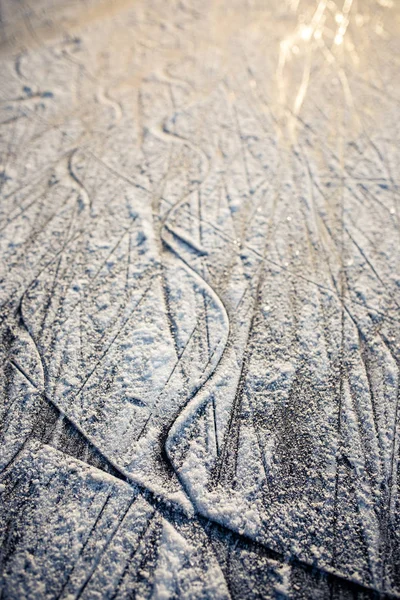 Поверхня Льоду Свіжому Повітрі Снігом Заході Сонця Заповнена Слідами Ковзанів — стокове фото
