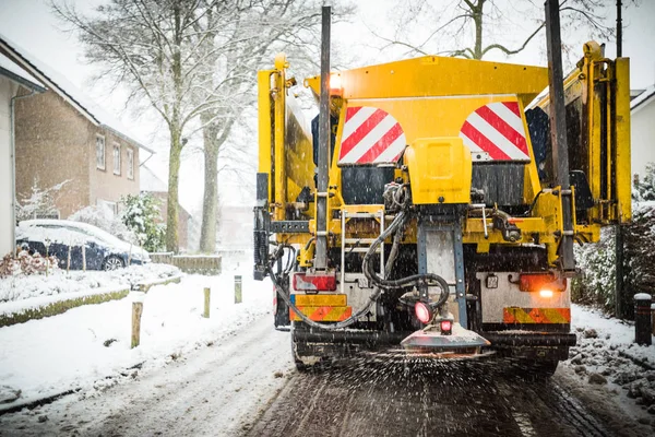 Camión Servicio Invierno Esparciendo Sal Arena Superficie Carretera Para Evitar — Foto de Stock