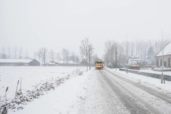 Εκχιονιστικό Απομακρύνει Χιόνι Παγωμένο Δρόμο Χειμώνα — Φωτογραφία Αρχείου
