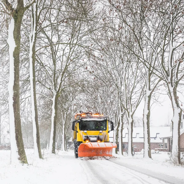 Snöplog Tar Bort Snön Från Isig Väg Vintern — Stockfoto