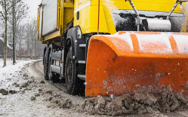 除雪車は 冬に凍った道路の雪を削除します — ストック写真