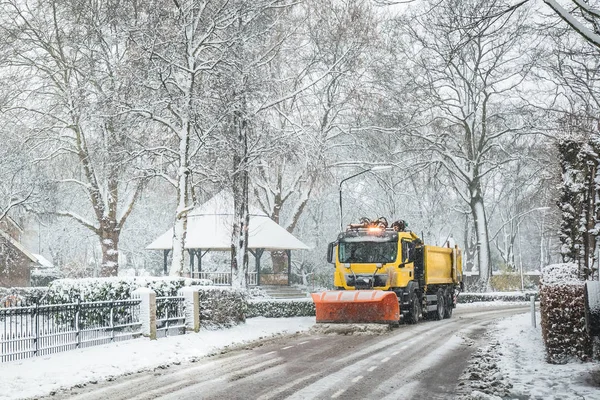 Schneepflug Beseitigt Winter Schnee Von Vereisten Straßen — Stockfoto