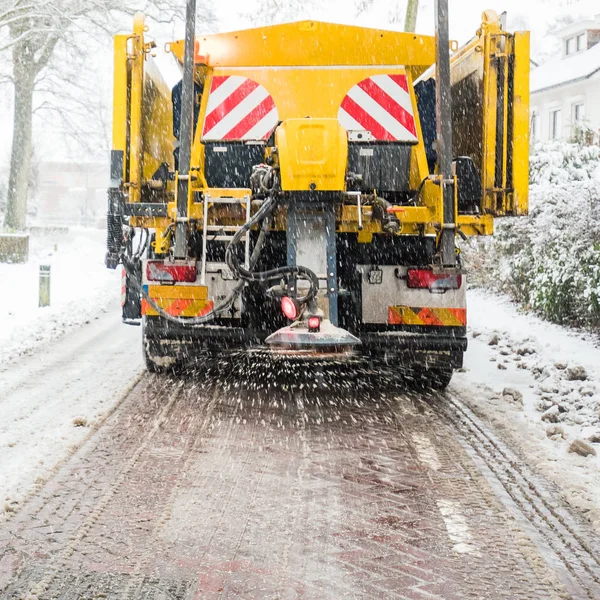 Camión Servicio Invierno Esparcir Sal Arena Superficie Carretera Para Evitar — Foto de Stock