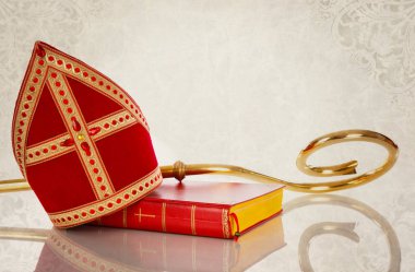 Gönye veya mijter ve Sinterklaas.On vintage backgroud personel. Hollandalı geleneği saint Nicholas