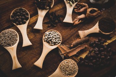 Çeşitli Aromatik baharatlar (yıldız anason, tarçın, Hindistan cevizi), kahve çekirdekleri. Vintage baharat ve otlar arka plan doku. Üstten Görünüm