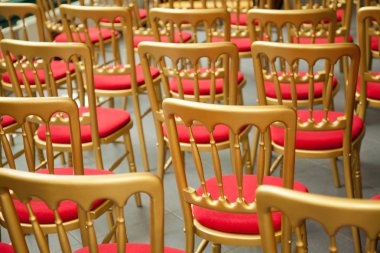 Altın sandalye ile konferans salonu