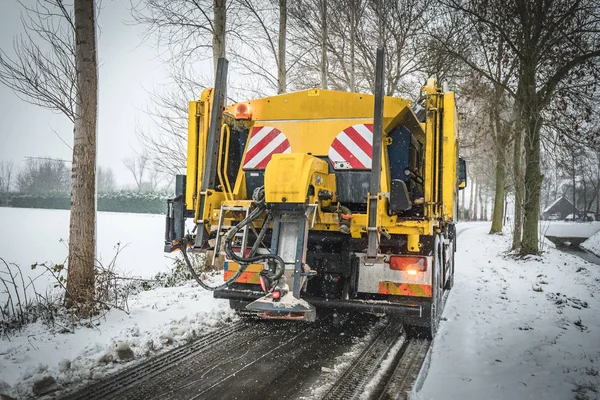 冬のサービス トラックの拡散の塩と着氷を防ぐために路面上に砂 — ストック写真