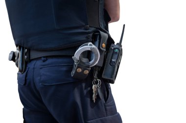 Emniyet kemeri takan bir polis.
