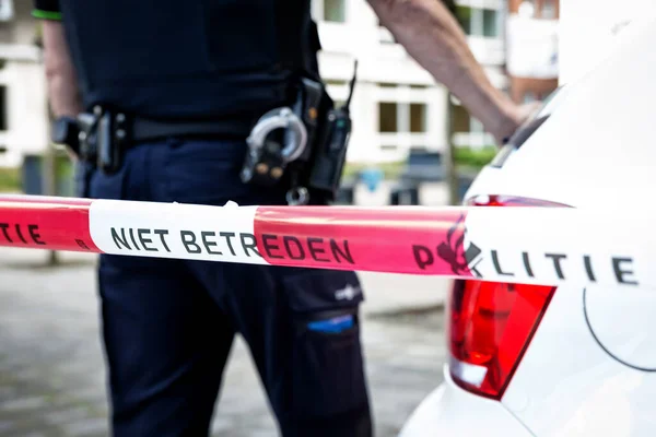 Nederlandse politieagent op een plaats delict onderzoek schoolplein — Stockfoto