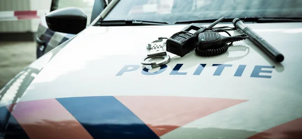 Полицейское оборудование на полицейской машине — стоковое фото