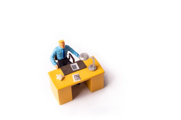 Miniaturmenschen Die Hinter Seinem Schreibtisch Sitzen Makroaufnahme Von Oben Auf — Stockfoto