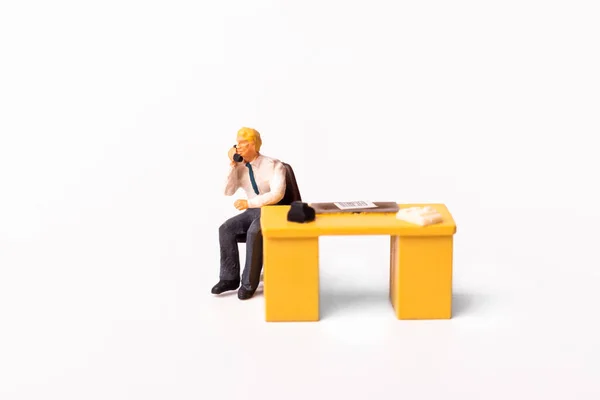 Pessoas Miniatura Empresário Segurando Telefone Sentado Atrás Sua Mesa Trabalho Fotografia De Stock