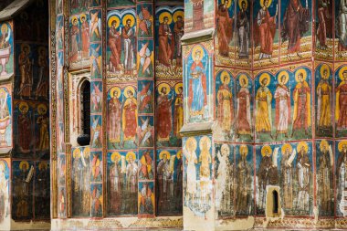 GURA HUMORULUI, ROMANIA - 14 Ağustos 2019: Ortodoks manastırı. UNESCO Dünya Mirası Alanı. Suceava ilçesi, Romanya.