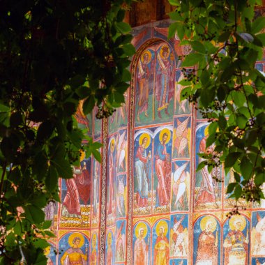 GURA HUMORULUI, ROMANIA - 14 Ağustos 2019: Ortodoks manastırı. UNESCO Dünya Mirası Alanı. Suceava ilçesi, Romanya.