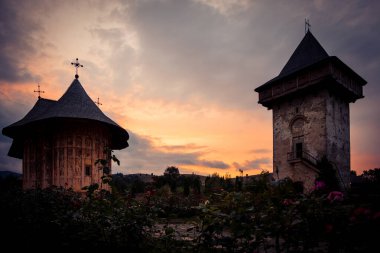 GURA HUMORULUI, ROMANIA - 14 Ağustos 2019: Gün batımında ortodoks mizahı. UNESCO Dünya Mirası Alanı. Suceava ilçesi, Romanya.