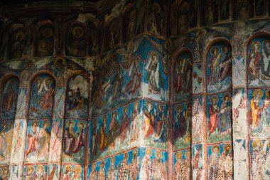 GURA HUMORULUI, ROMANIA - 14 Ağustos 2019: Ortodoks manastırı. UNESCO Dünya Mirası Alanı. Suceava ilçesi, Romanya.