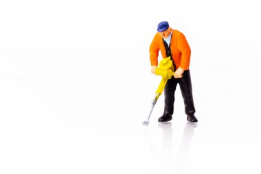 Pnömatik çekiç matkap teçhizatıyla beyaz arka planda yansımalı Küçük İnsan İnşaatçısı