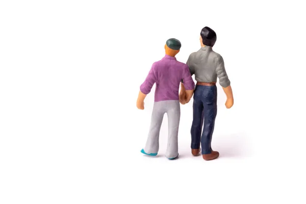 迷你男同性恋伴侣 两个小男人手牵手的同性恋关系概念 从后面看 — 图库照片