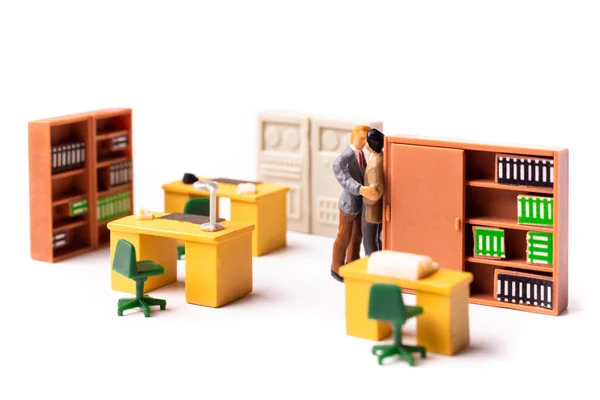 Miniaturní Muž Homosexuální Pár Dva Malí Lidé Kteří Líbají Kanceláři Royalty Free Stock Obrázky
